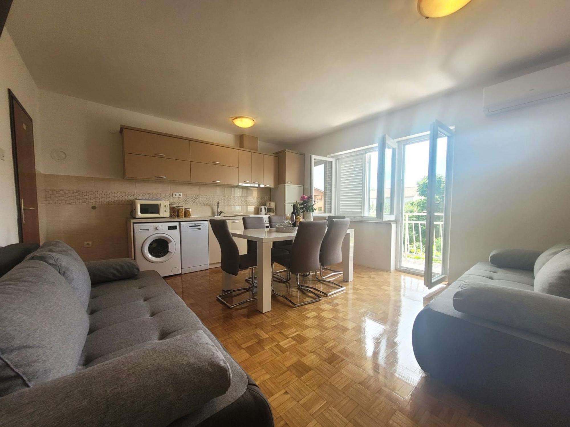 Apartments Blazevic 奥米沙利 外观 照片