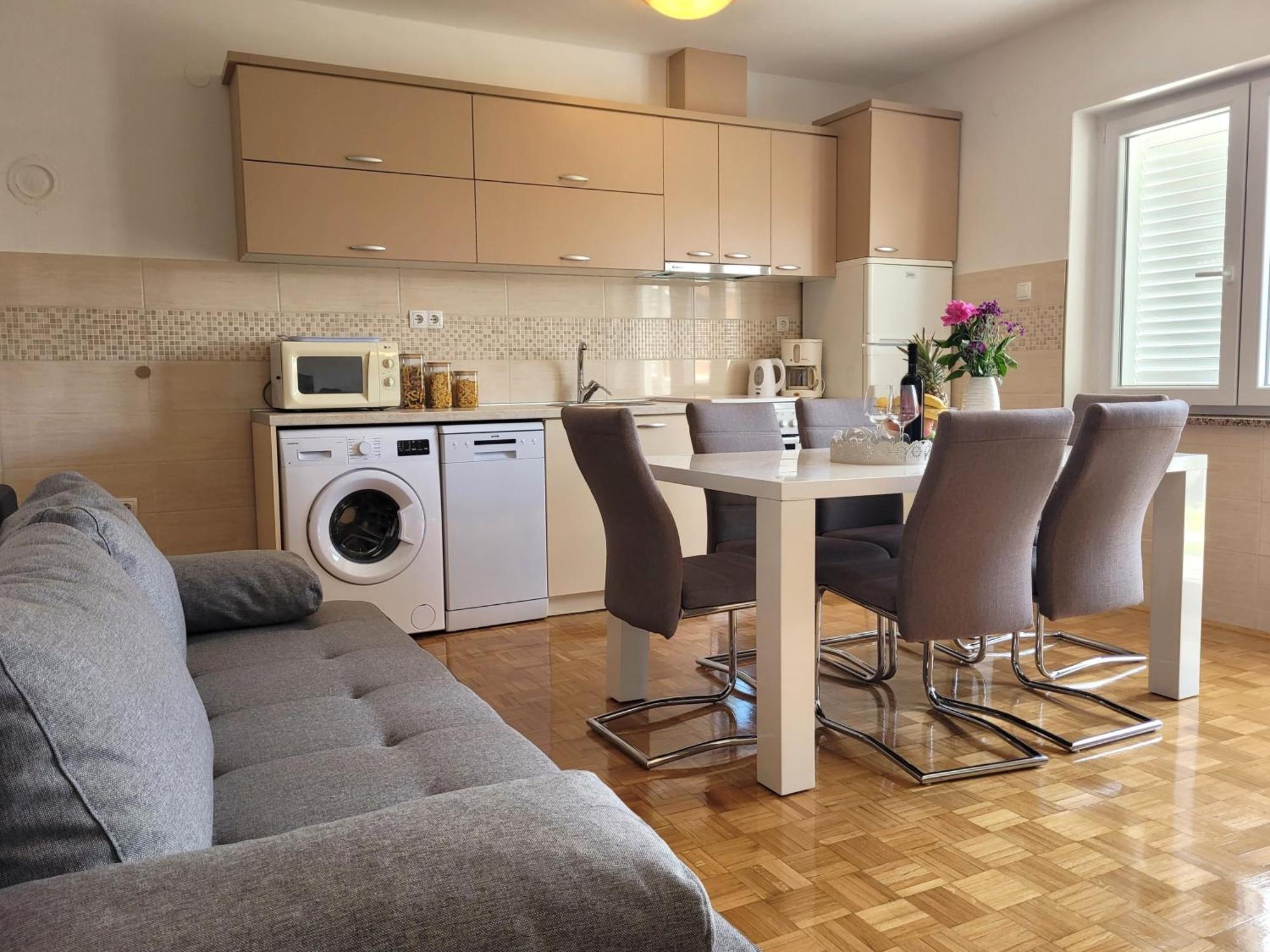 Apartments Blazevic 奥米沙利 外观 照片